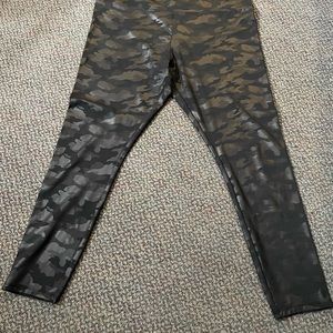 Simply Vera black camo leggings